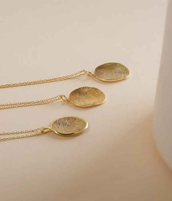 caitlyn-minimalist_fingerprint_necklace